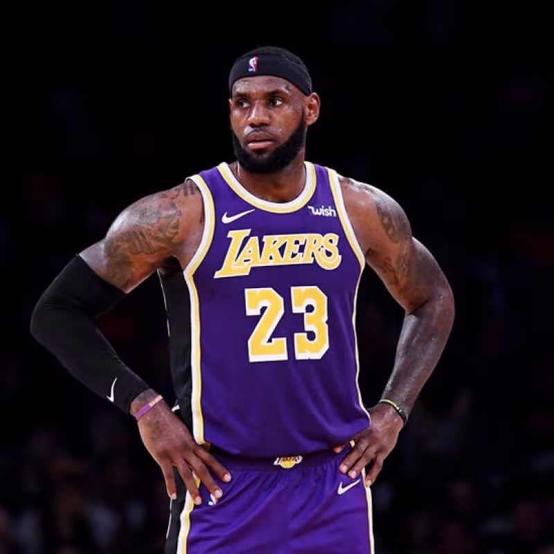 LeBron James en un partido con Los Angeles Lakers.