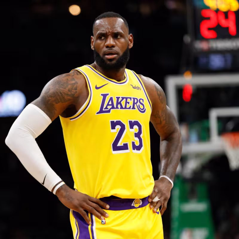 LeBron James, cada vez más parecido a Michael Jordan: Sus productos se subastan por millones de dolares