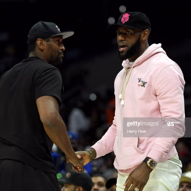 LeBron James saludando a Metta World Peace.