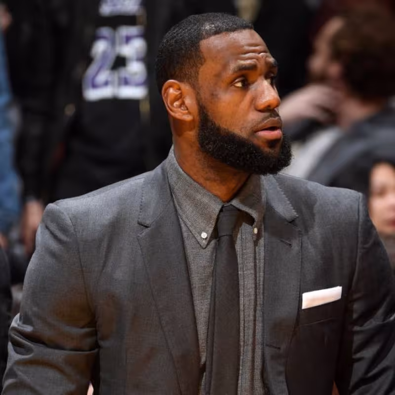 LeBron James se queja públicamente del arbitraje 