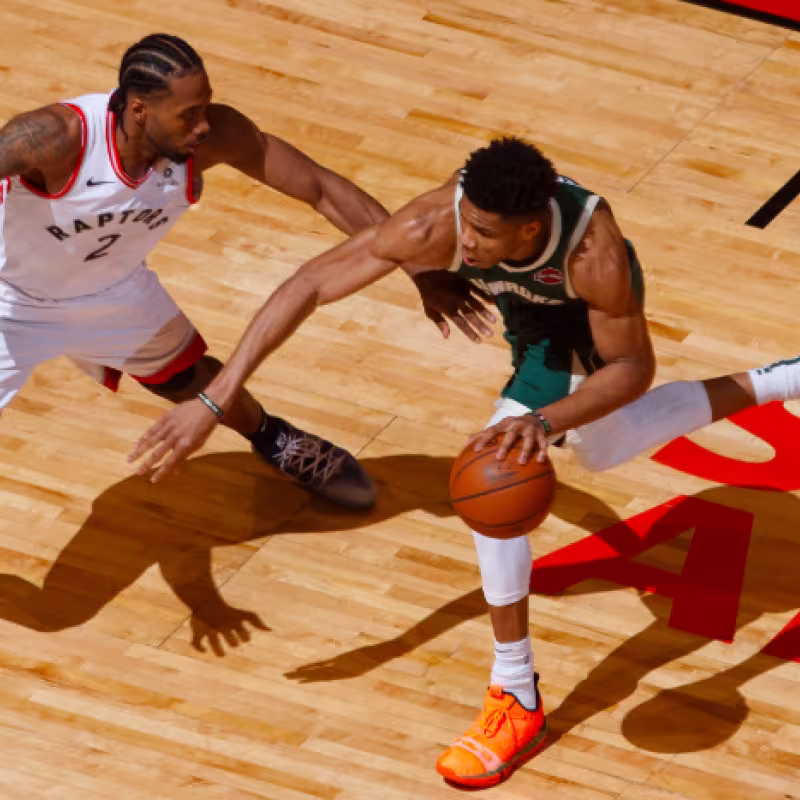 Kawhi Leonard superó a Giannis Antetokounmpo en el tercer partido.