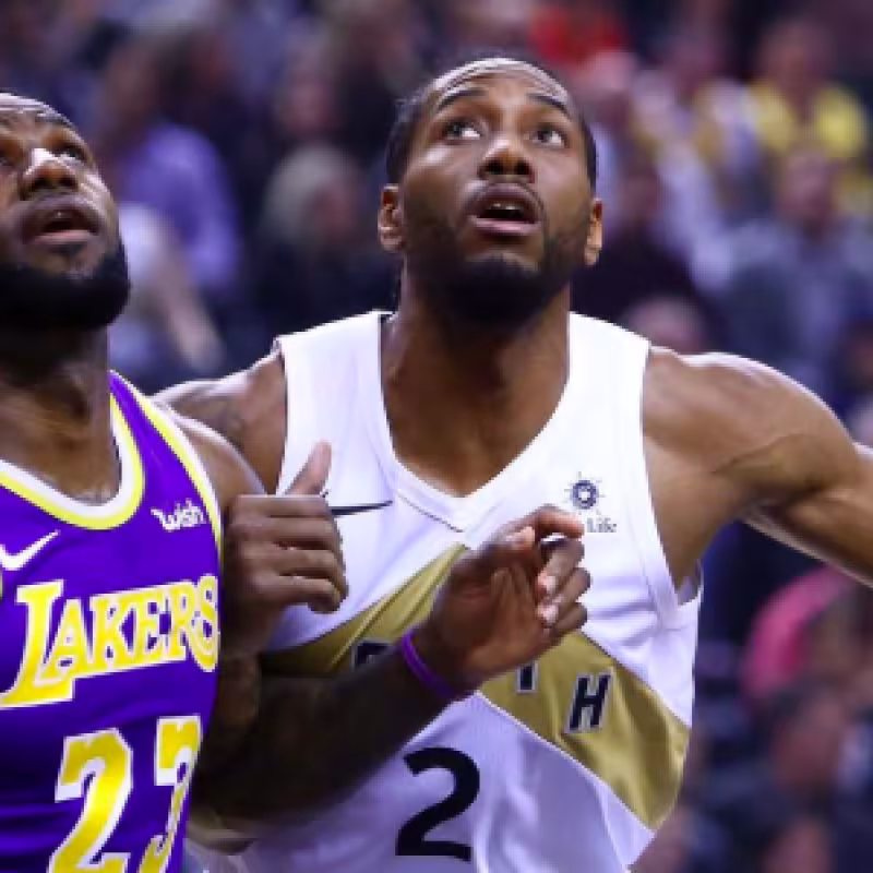 LeBron James y Kawhi Leonard en un Lakers-Raptors de la pasada temporada.