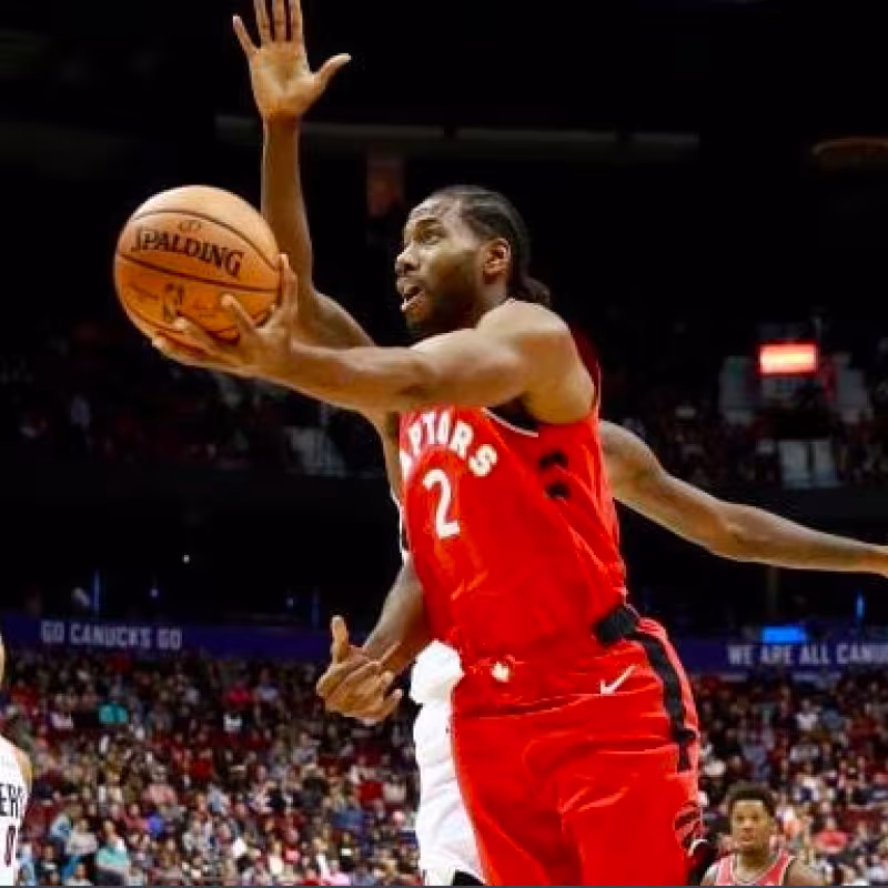 Leonard, atacando la canasta ante los Blazers.