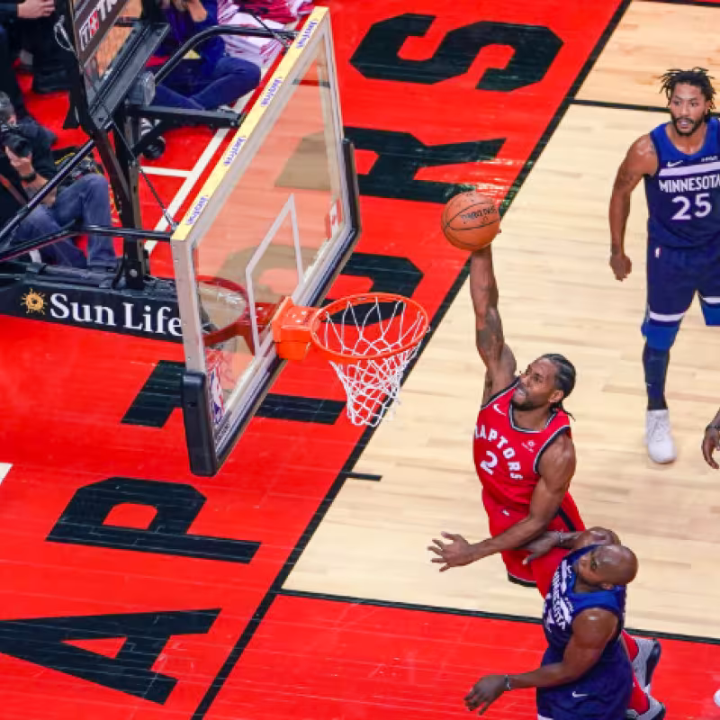 Kawhi Leonard firma 35 puntos y los Raptors continúan invictos en el Este