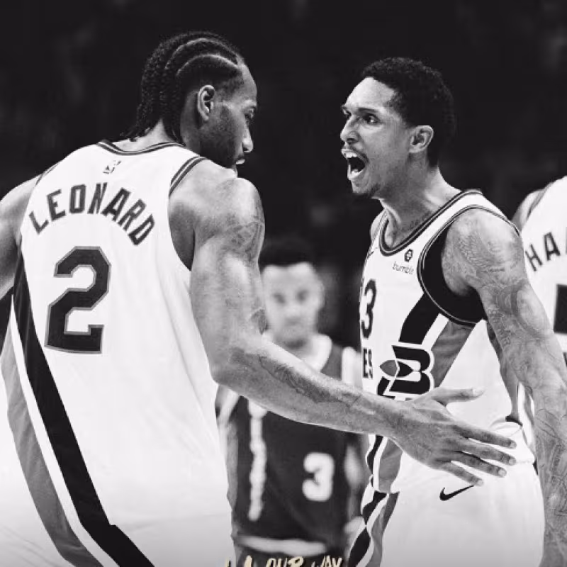 Kawhi Leonard, junto a Lou Williamns y Montrezl Harrell.