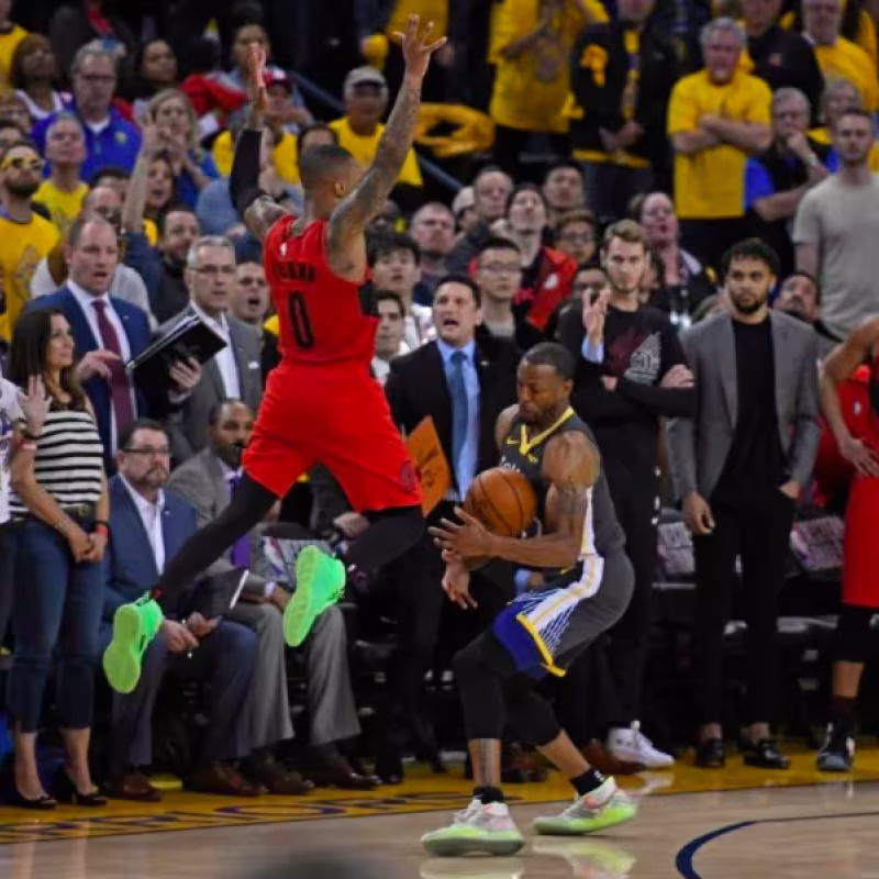 Lillard, sobre la acción de Iguodala: "Hubo mucho contacto en la jugada"