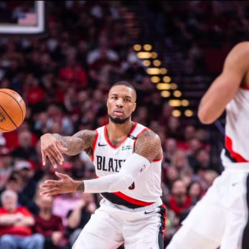 Lillard conecta con McCollum en el duelo ante los Blazers.