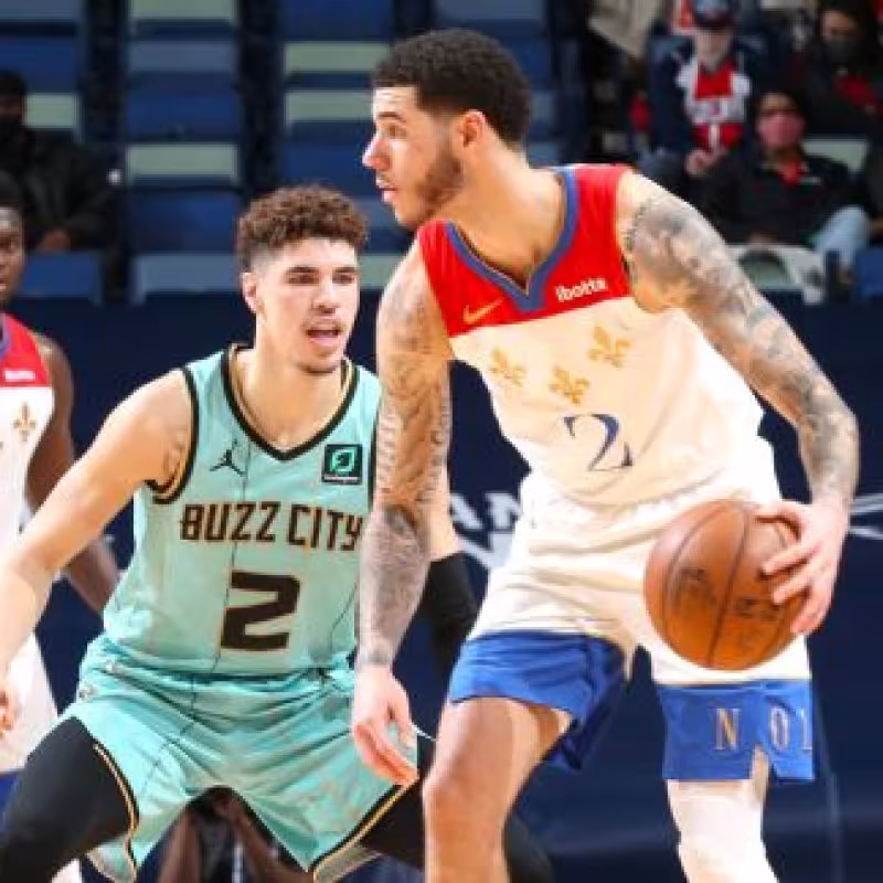 LaMelo Ball frente a Lonzo Ball en un Pelicans-Hornets de la presente temporada. 