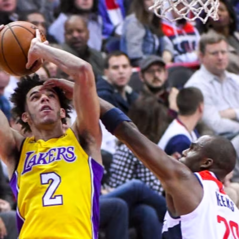Lonzo Ball tira a canasta en un partido de la pasada temporada.