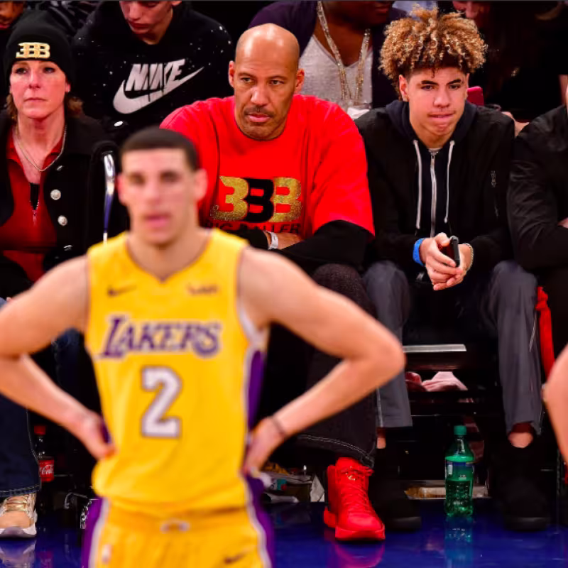 Lonzo Ball tiene a su padre siempre detrás.