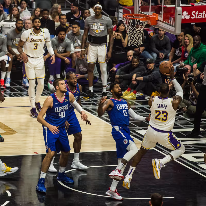 LeBron James, ante Paul George, en un Lakers-Clippers de la presente temporada.