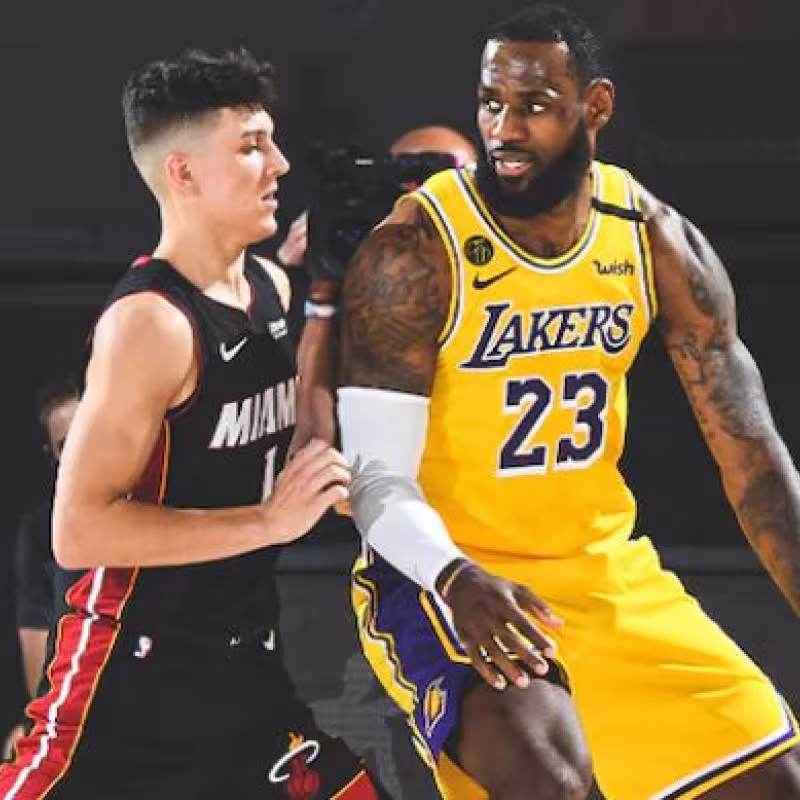 LeBron James juega al poste frente a Tyler Herro "Foto: NBA.com"