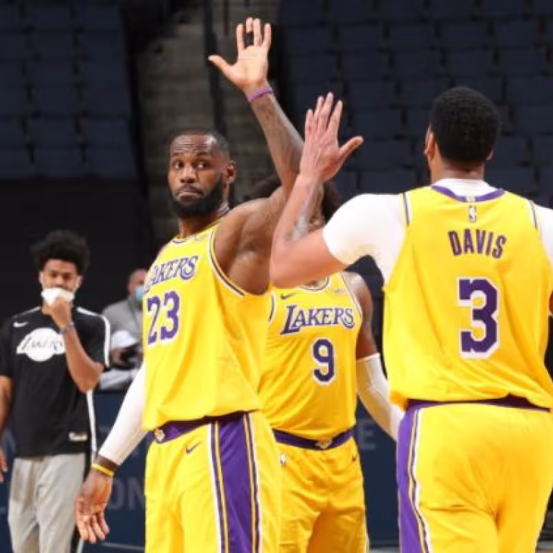 LeBron James saluda a Anthony Davis durante un tiempo muerto "Foto: NBA.com"