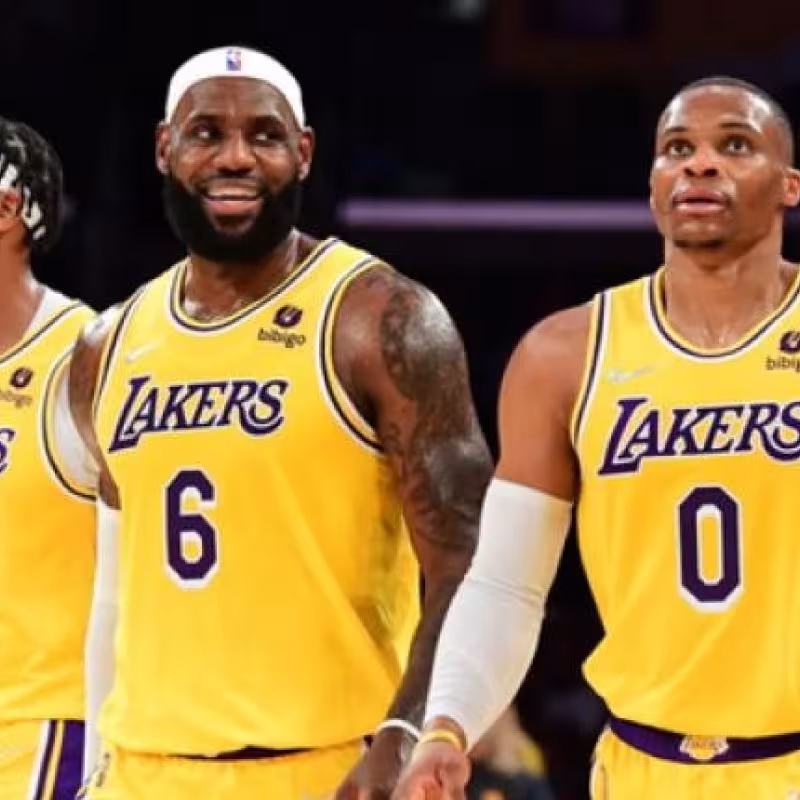 JaVale McGee y LeBron James, jugadores de Los Angeles Lakers.