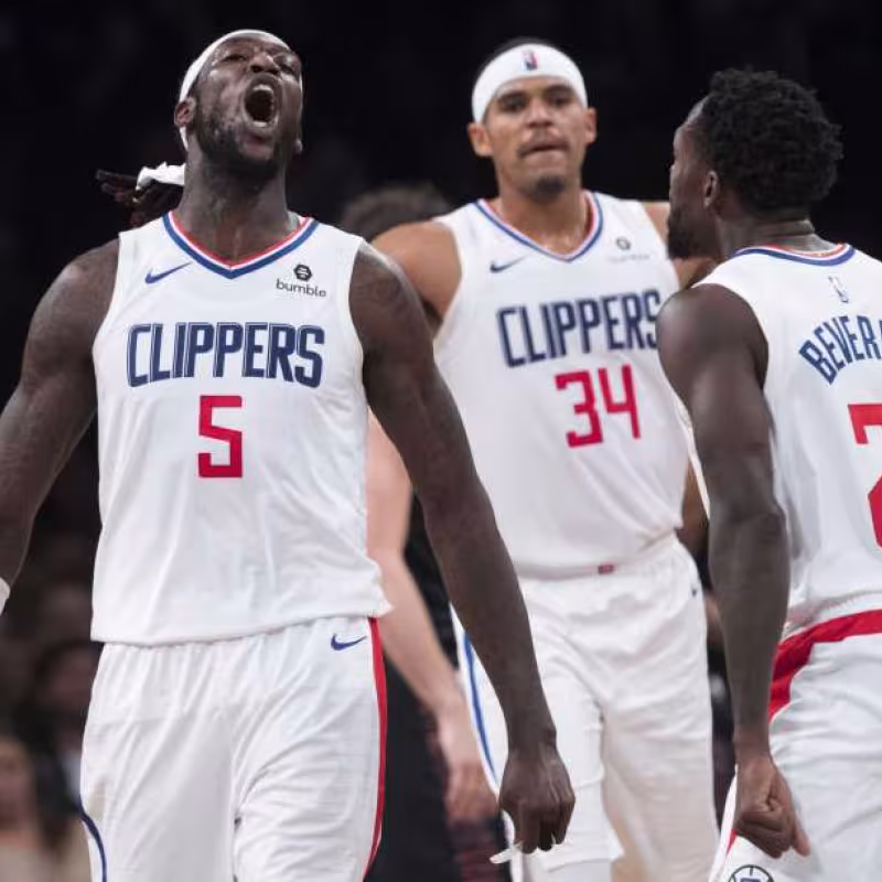 Jugadores de los Clippers celebrando una acción
