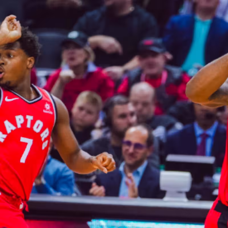 Lowry y DeRozan, ante los Cavs.