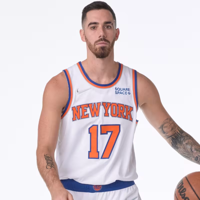Lucas Vildoza posó con la camiseta de los Knicks, pero no debutó en la NBA.