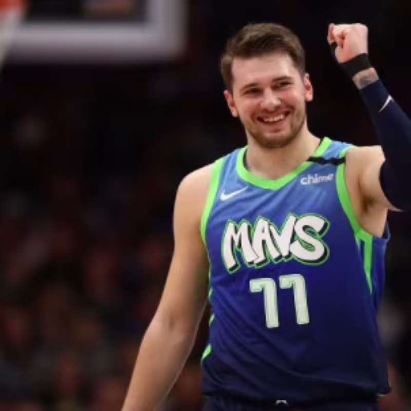 Luka Doncic, celebrando una victoria de Dallas Mavericks la pasada temporada.