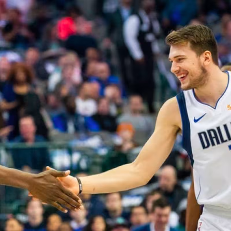Luka Doncic se da la mano con Deandre Ayton durante el Mavs-Suns.