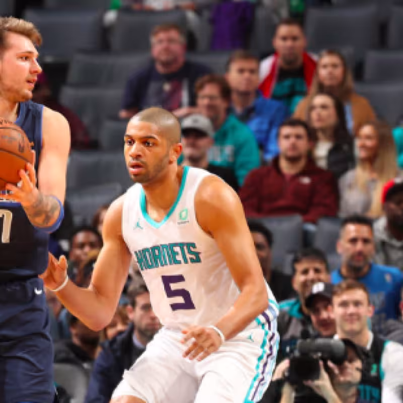 Luka Doncic, ante Nico Batum en el Hornets-Mavericks.