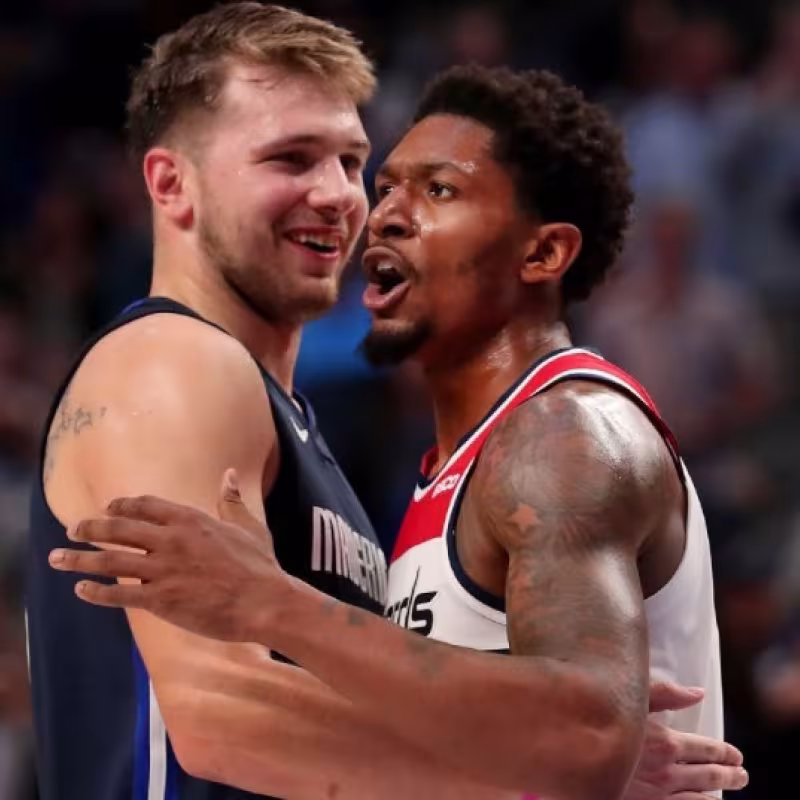 Luka Doncic, jugador de Dallas Mavericks, y Bradley Beal, jugador de Washington Wizards.