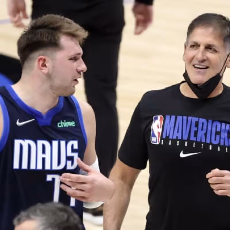 Mark Cuban y Luka Doncic, en Dallas Mavericks. 