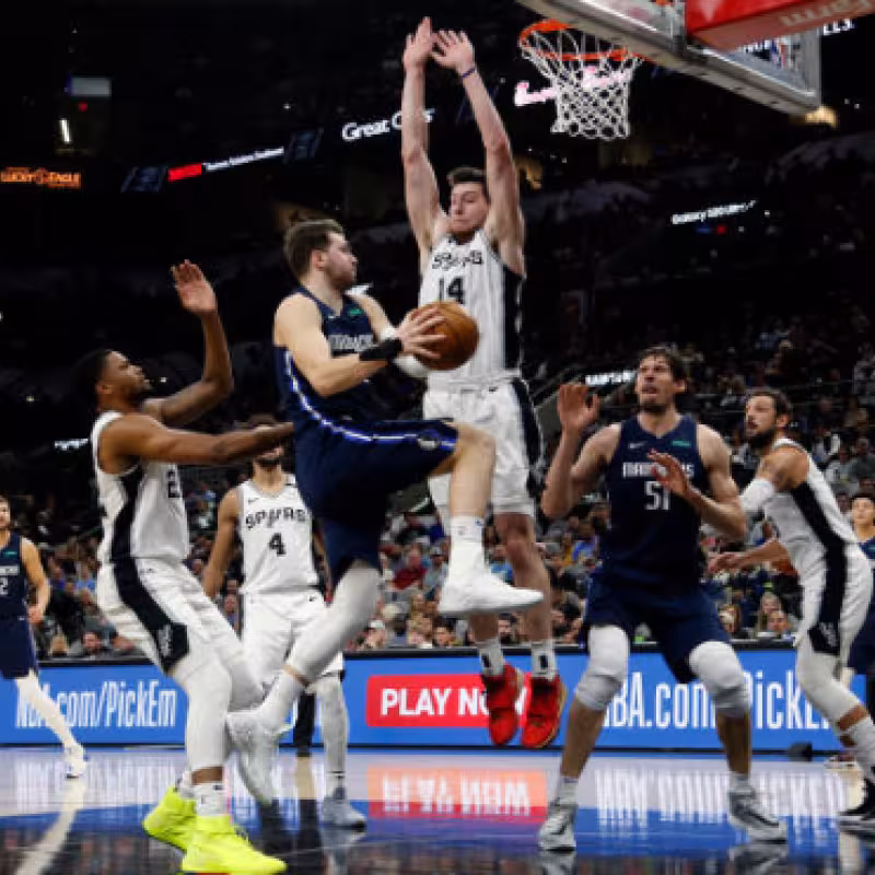 Luka Doncic, duda para jugar esta noche el derbi texano Mavs-Spurs