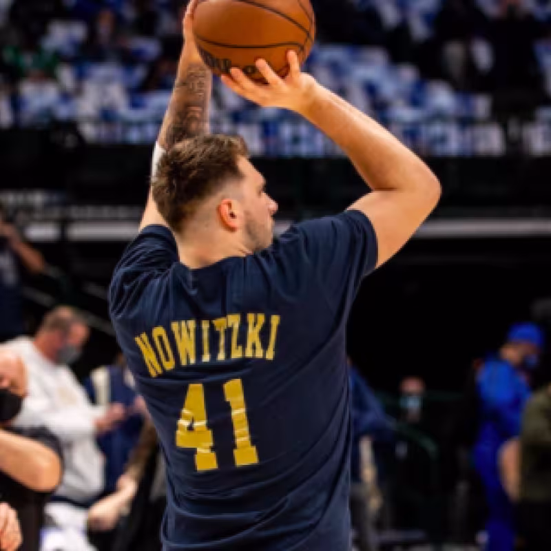 Resultados de la una madrugada de locura en la NBA: Retirada de la camiseta de Dirk Nowitzki, regreso de Kyrie Irving...