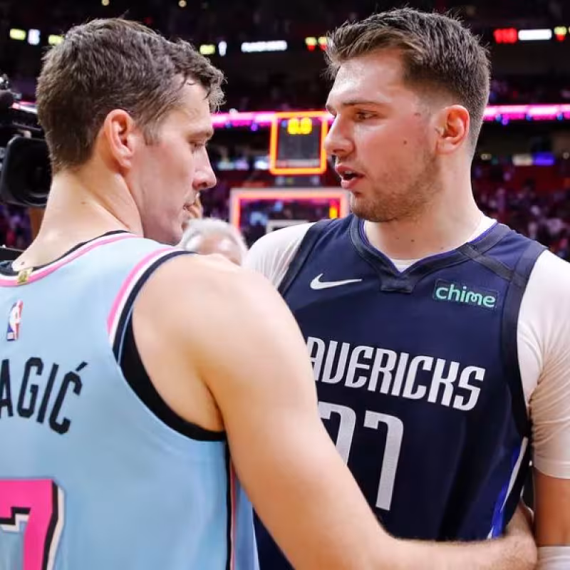 Goran Dragic saluda a su compatriota Luka Doncic tras un encuentro "Foto: Mavs Moneyball"