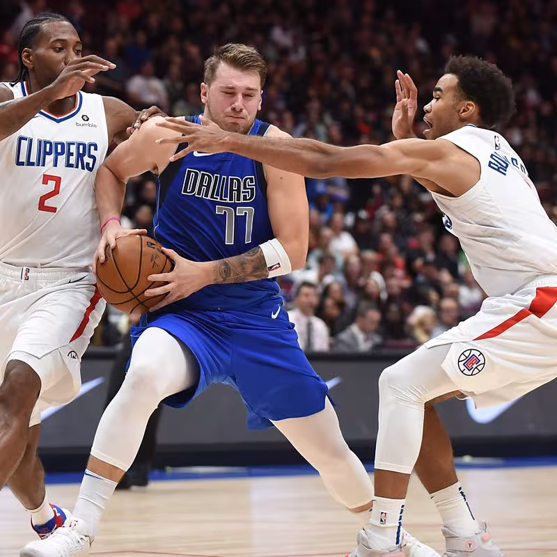 Luka Doncic es defendido por varios jugadores de Los Angeles Clippers.