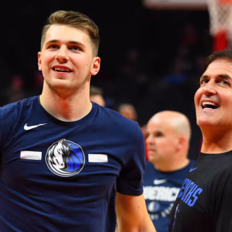 Luka Doncic y Mark Cuban. Foto: gettyimages