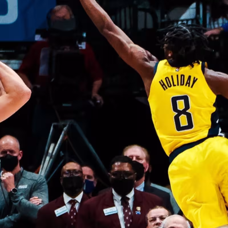 Luka Doncic y Dirk Nowitzki, jugadores de Dallas Mavericks.