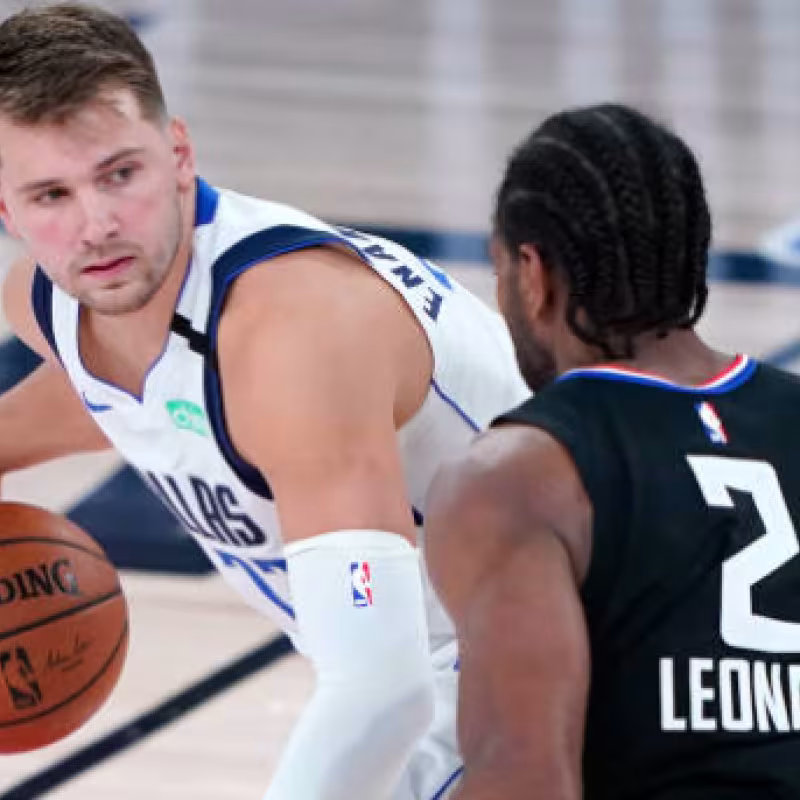 Luka Doncic y Kawhi Leonard durante la eliminatoria de playoffs. Foto: Ashley Landis-Pool/Getty Images