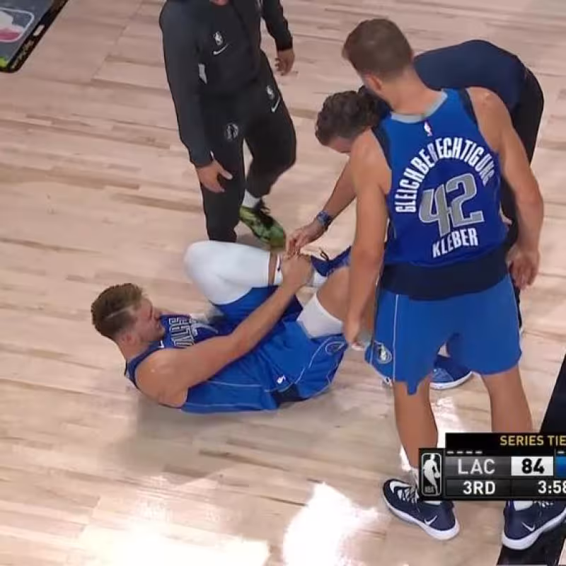 Luka Doncic cayó lesionado en el Game 3 contra los Clippers.