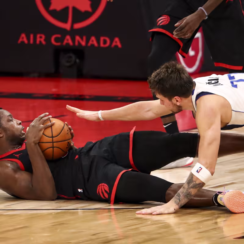 Tercera victoria consecutiva de los Raptors ante unos Mavs con un Luka Doncic reventado