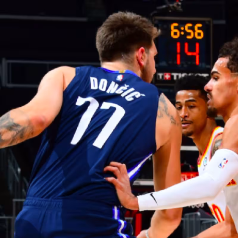 Luka Doncic, encarando a Trae Young.