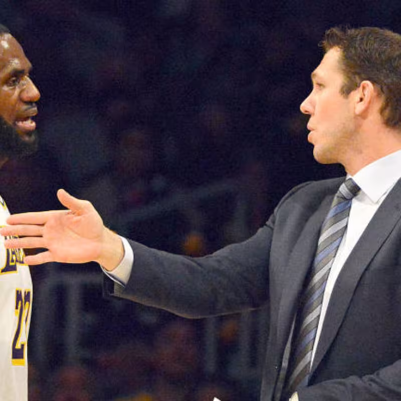 LeBron James, junto a Luke Walton.