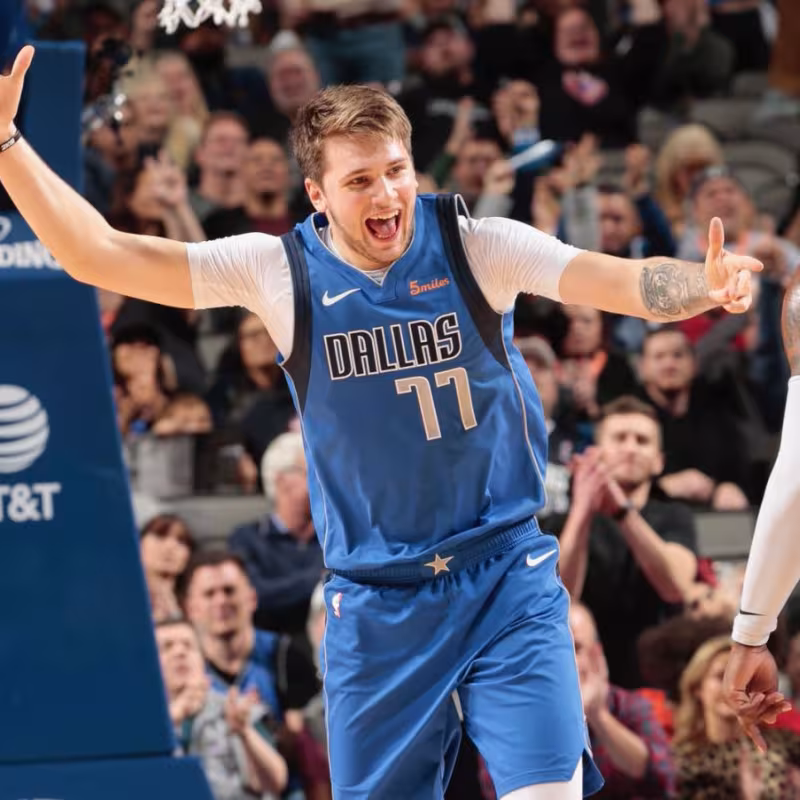 Luka Doncic, celebrando una canasta con los Dallas Mavericks