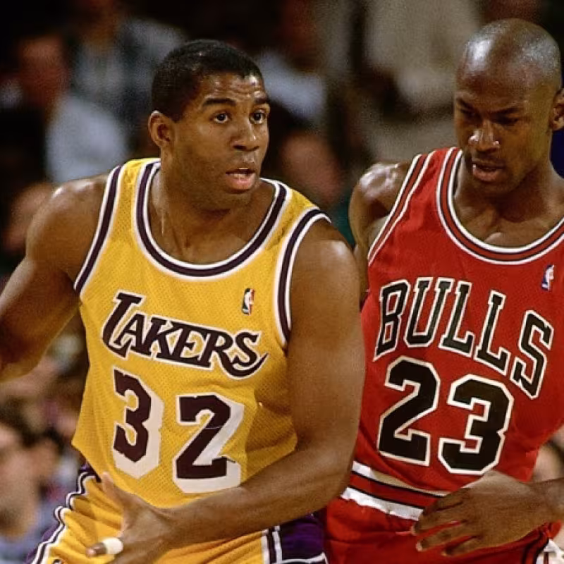 Magic Johnson y Michael Jordan, ex jugadores y leyendas de la NBA.