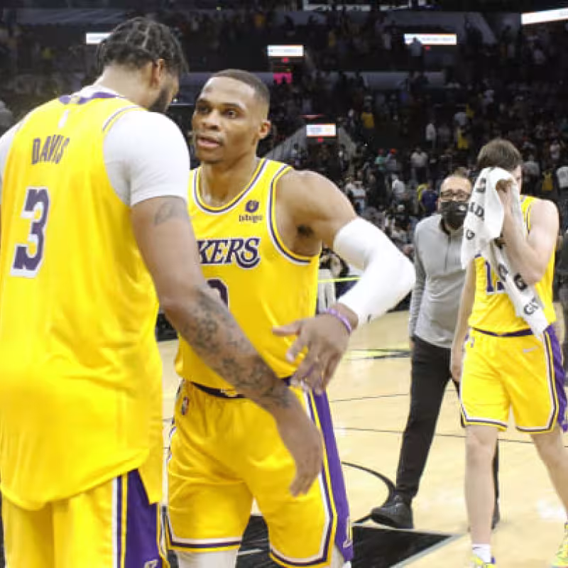 La desastrosa defensa de Lakers en una jugada decisiva ante Oklahoma City Thunder