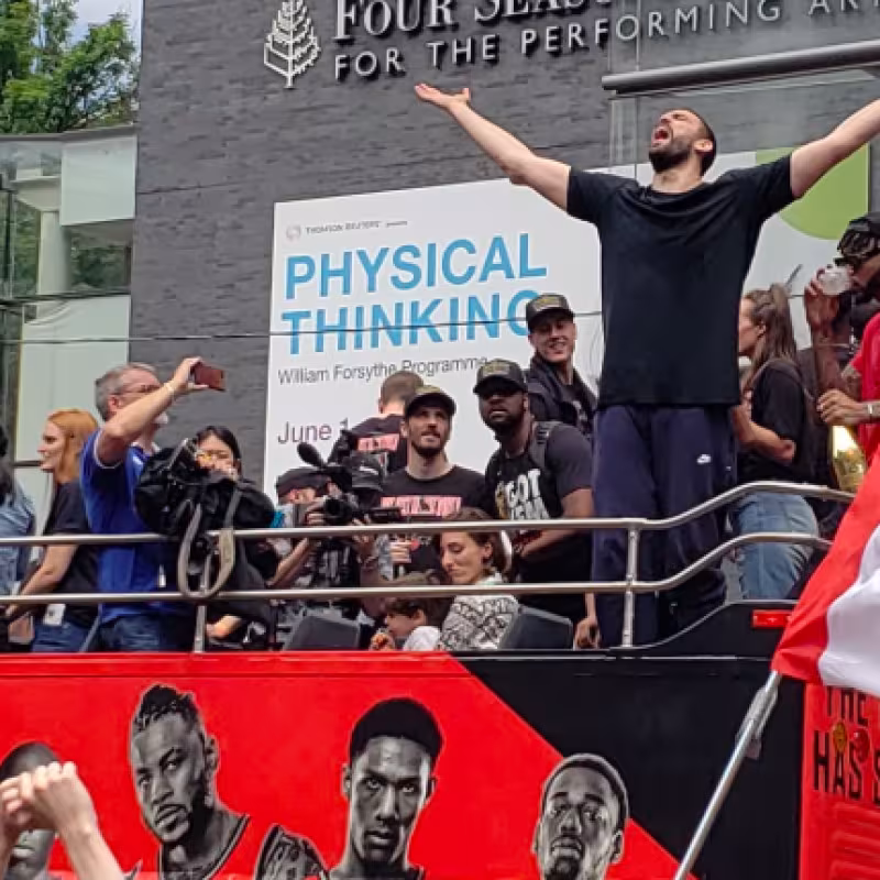 Marc Gasol celebra la victoria de los Raptors en el autobús.