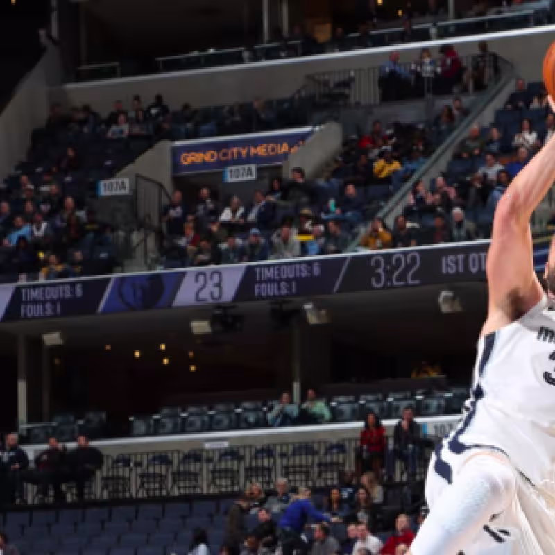 Marc Gasol lanza a canasta ante Plumlee.