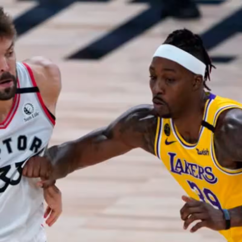 Marc Gasol, frente a Dwight Howard, en un Lakers-Raptors de la presente temporada.