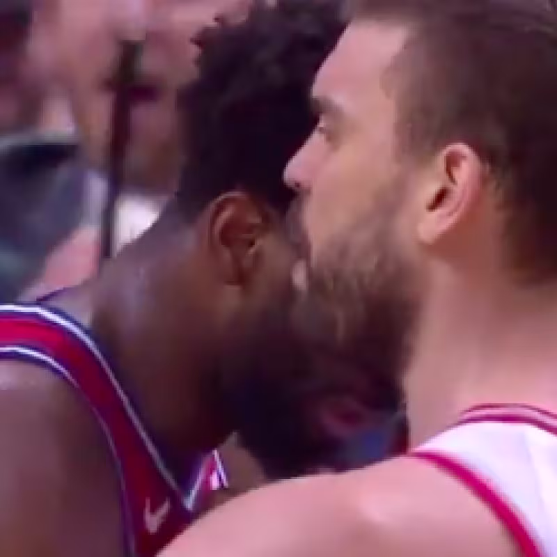 Marc Gasol, defendiendo a Joel Embiid.