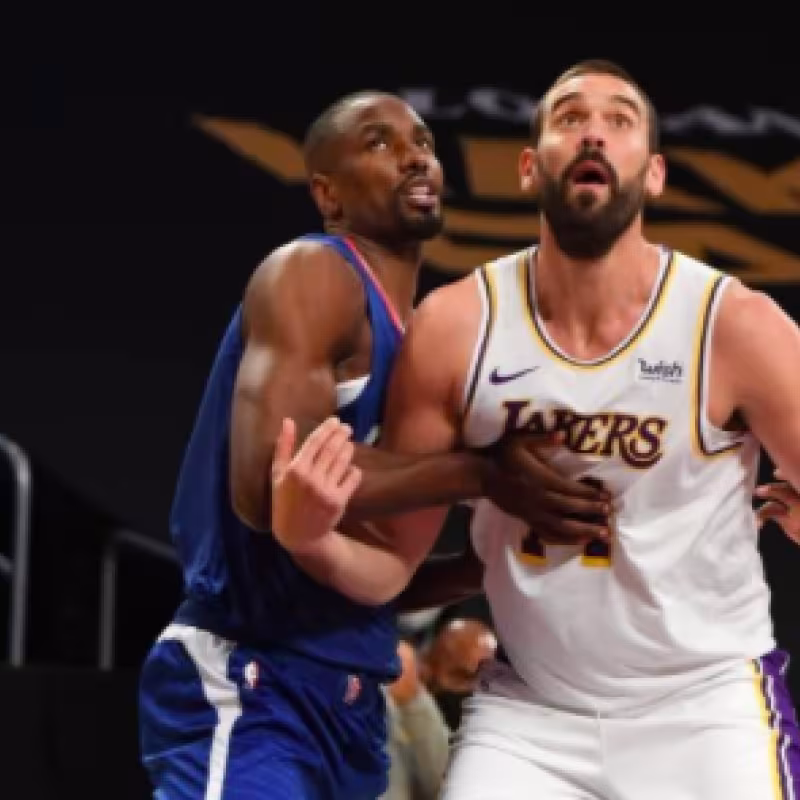 Marc Gasol, frente a Serge Ibaka en el Lakers-Clippers.