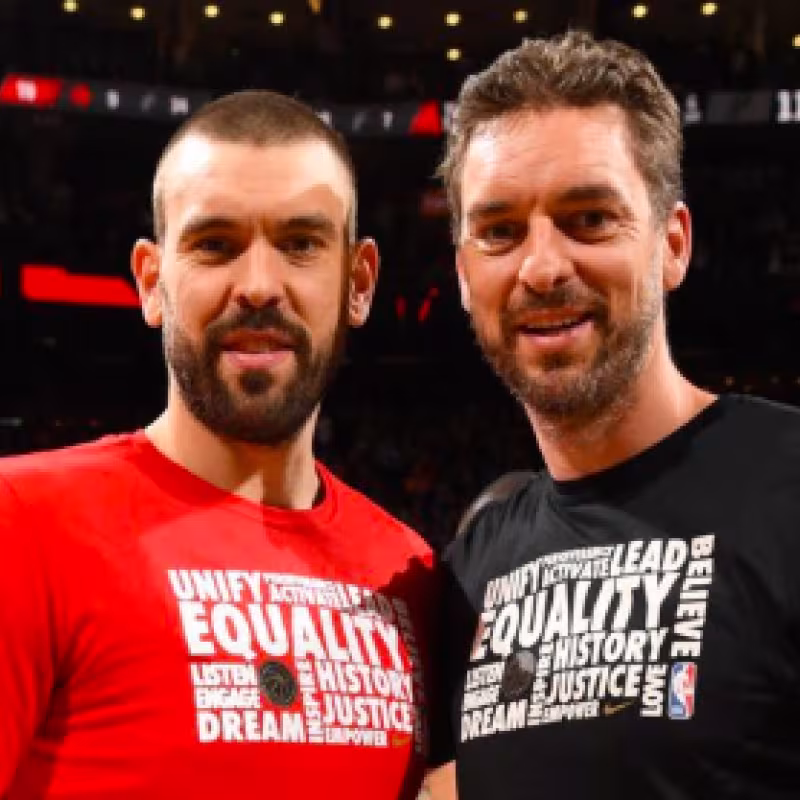 Pau Gasol ataca el aro ante la defensa de su hermano Marc.
