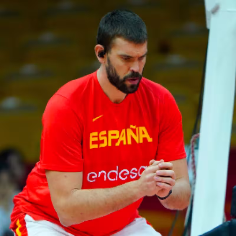 Gasol llevando el balón ante Boris Diaw. Foto: Europa Press