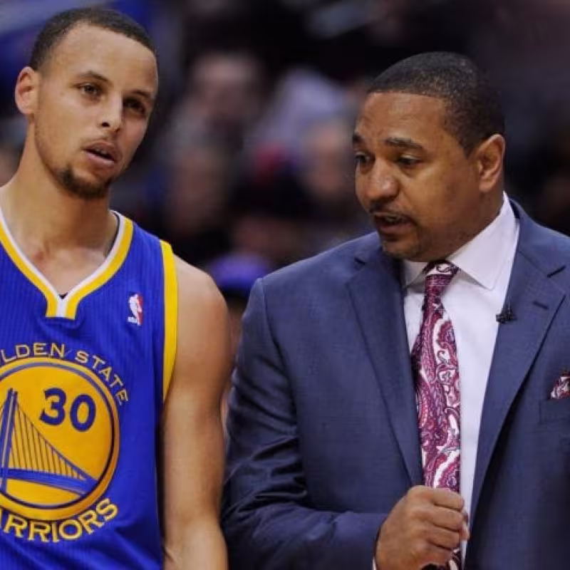 Marc Jackson hablando con Curry, en la época en la que dirigía a los Warriors