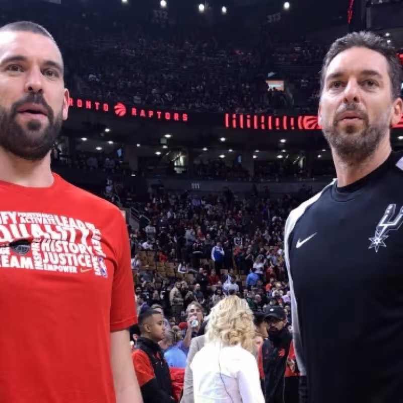 Marc Gasol y Pau Gasol durante un encuentro de temporada regular en la NBA.