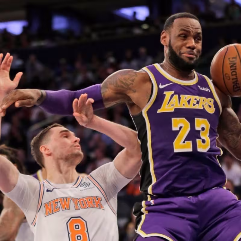 Mario Hezonja y LeBron James en una disputa durante el partido.